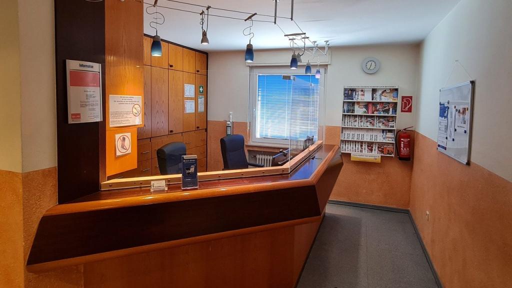 Bild der Anmeldung mit Plexiglasscheiben als Infektionsschutz