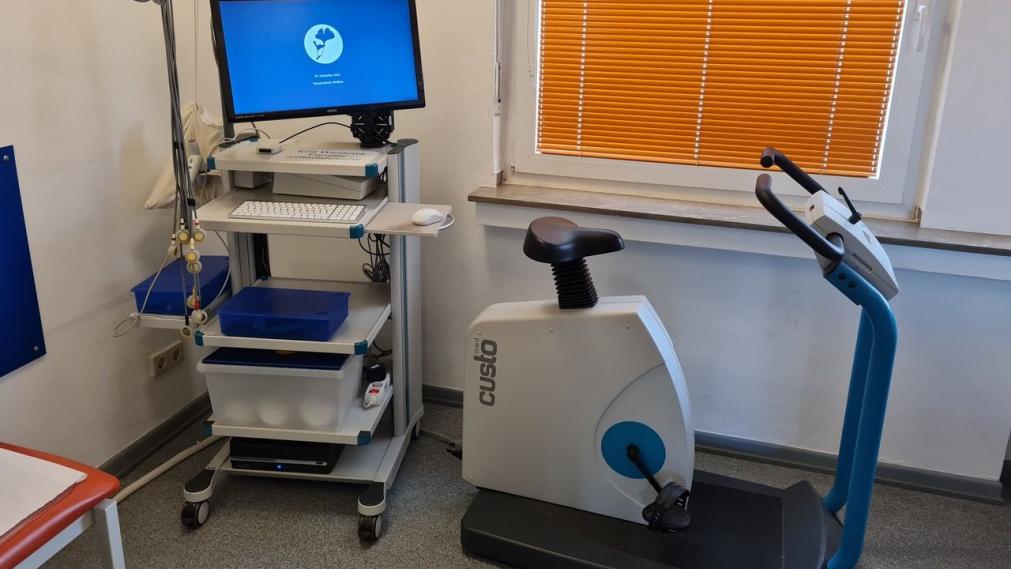 Bild der Funktionsdiagnostikabteilung mit Liege, EKG, Lungenfunktionstest und Fahrradergometer